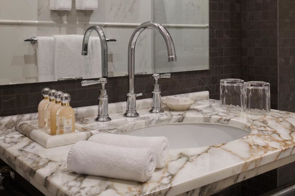 rooms-premium-room-seaview-balcony