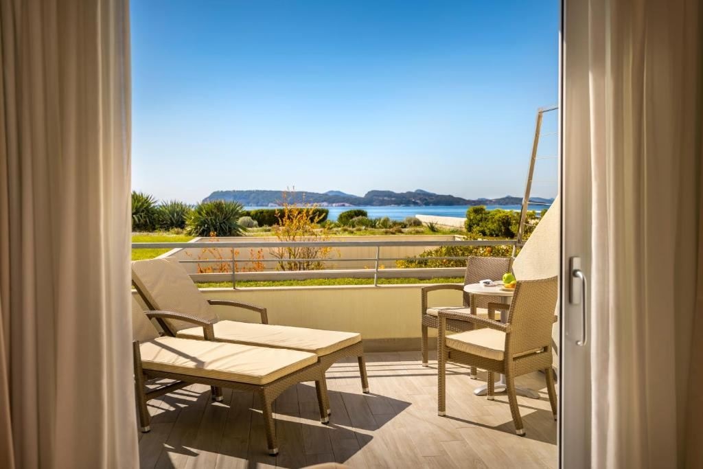 rooms-classic-room-sea-view-balcony