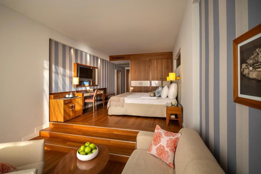 rooms-deluxe-room-sea-view-balcony