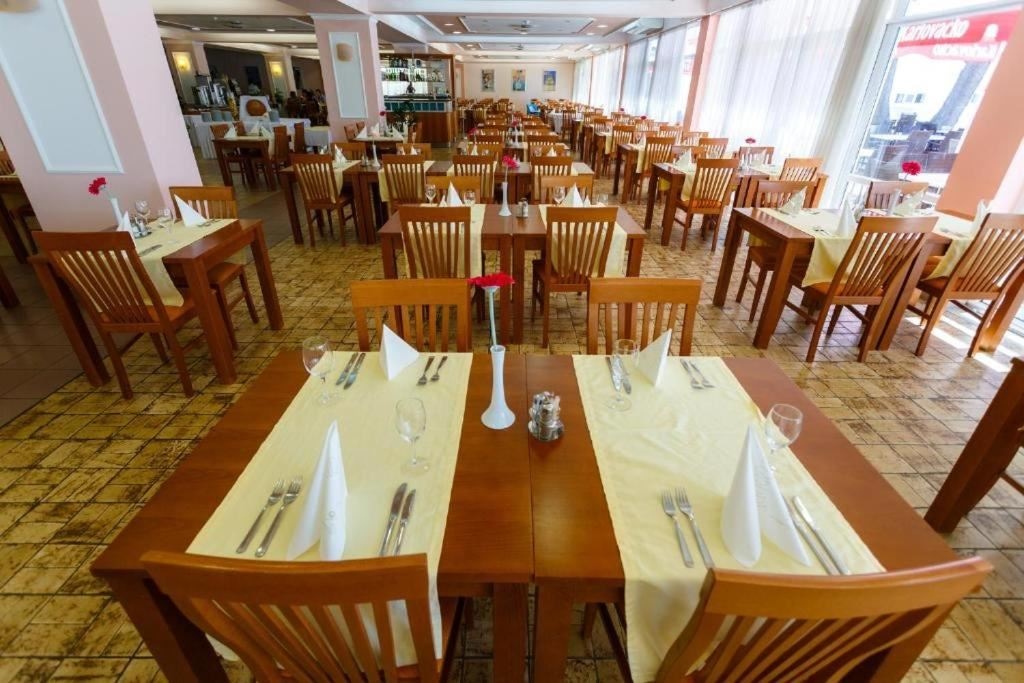 restaurants-restaurants