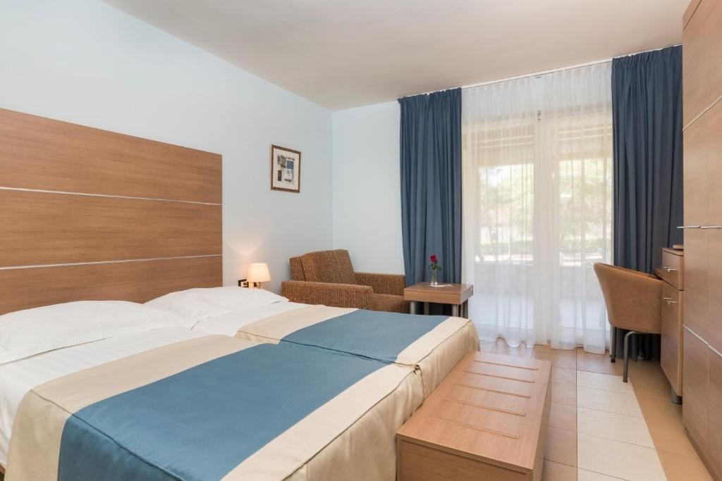 rooms-double-classic-room-poolside-balcony