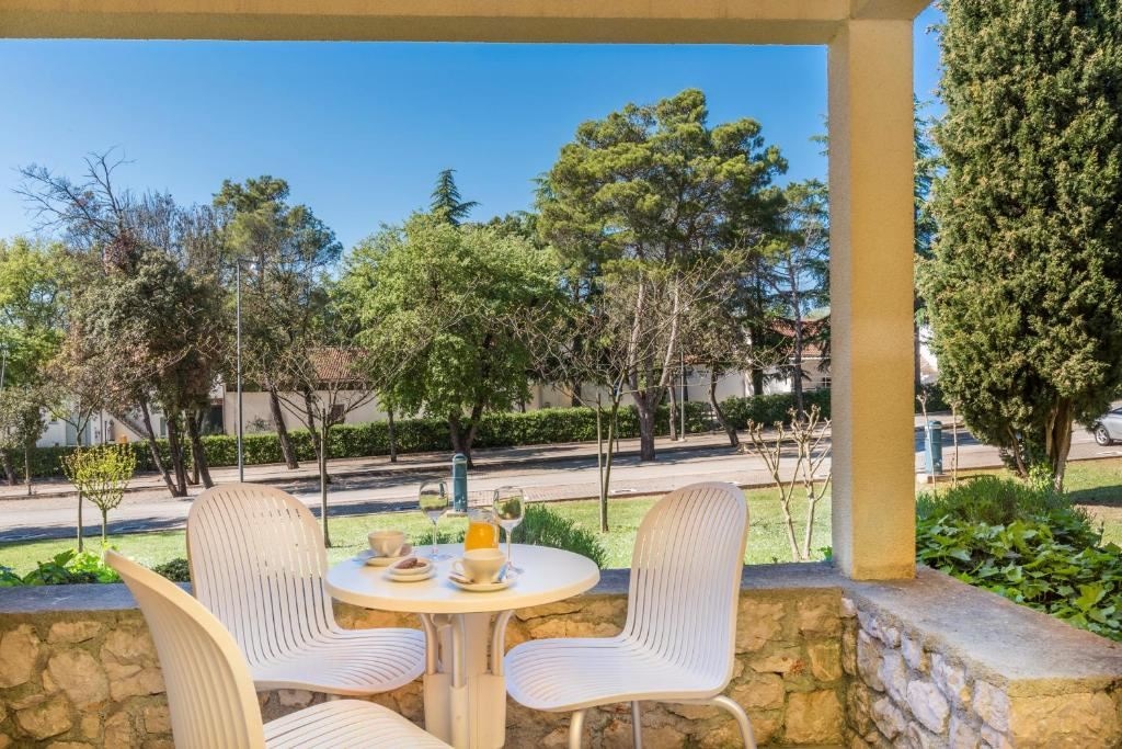 rooms-double-classic-room-poolside-balcony