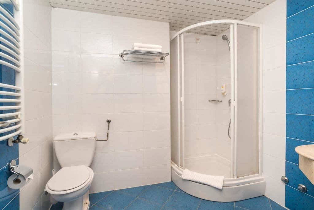 rooms-double-classic-room-poolside-balcony