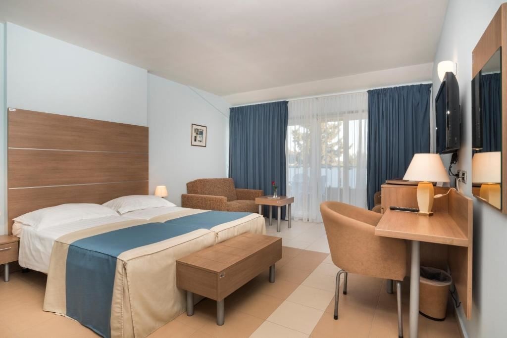 rooms-2-connectingrooms-premium-room-poolside-balcony