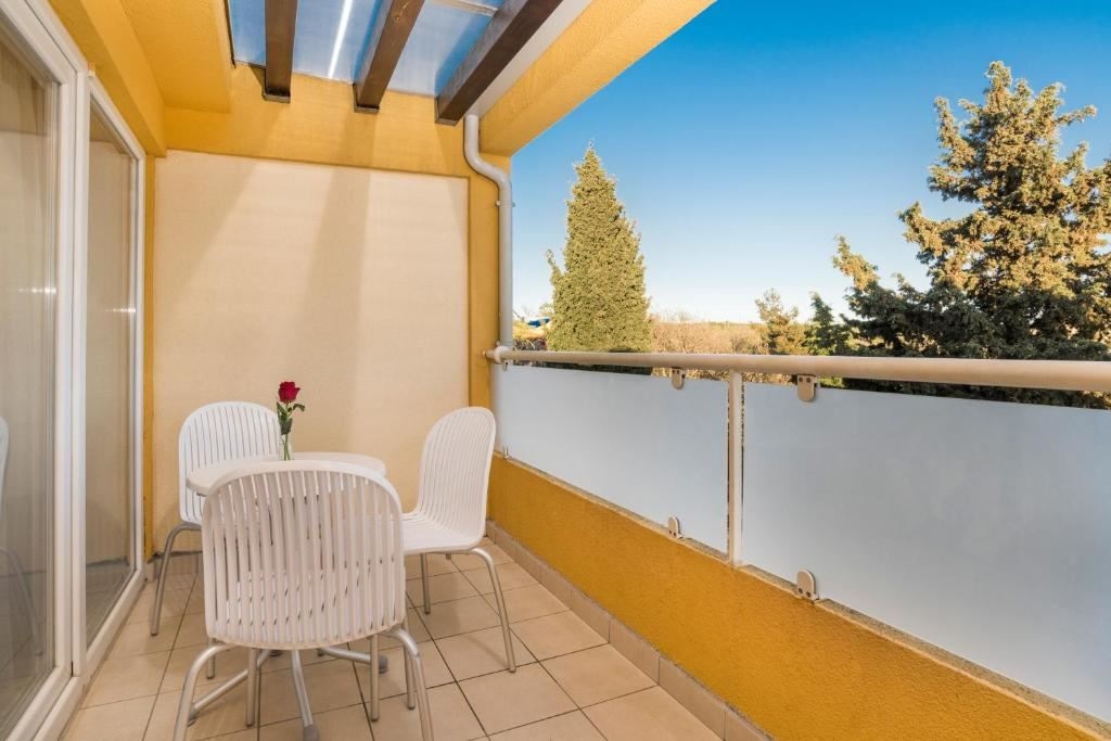 rooms-2-connectingrooms-premium-room-poolside-balcony