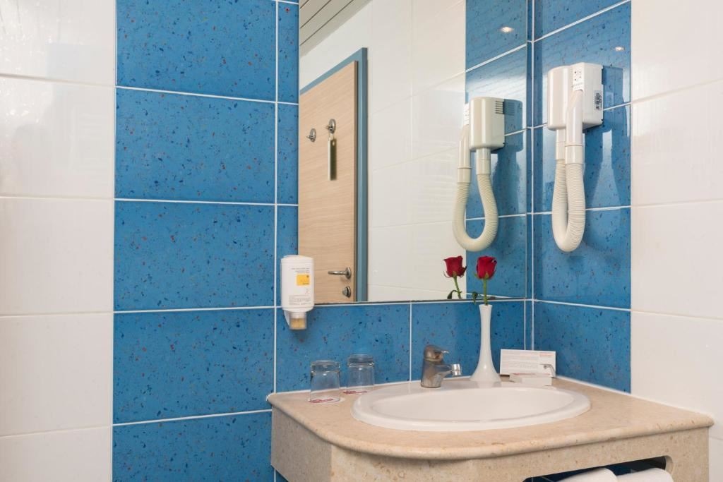 rooms-2-connectingrooms-premium-room-poolside-balcony