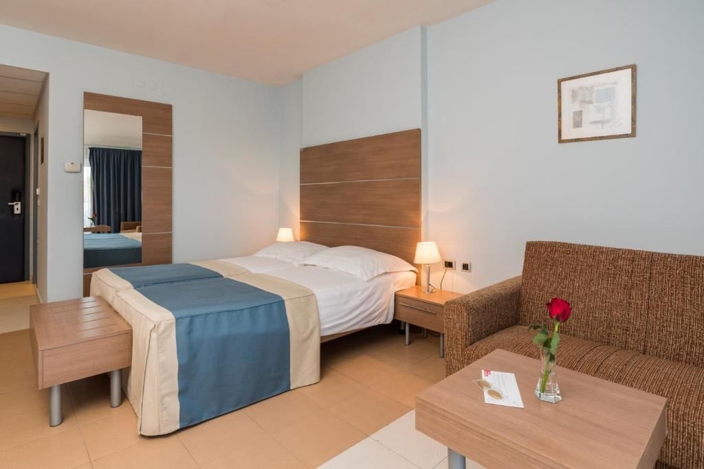 rooms-2-connectingrooms-premium-room-poolside-balcony