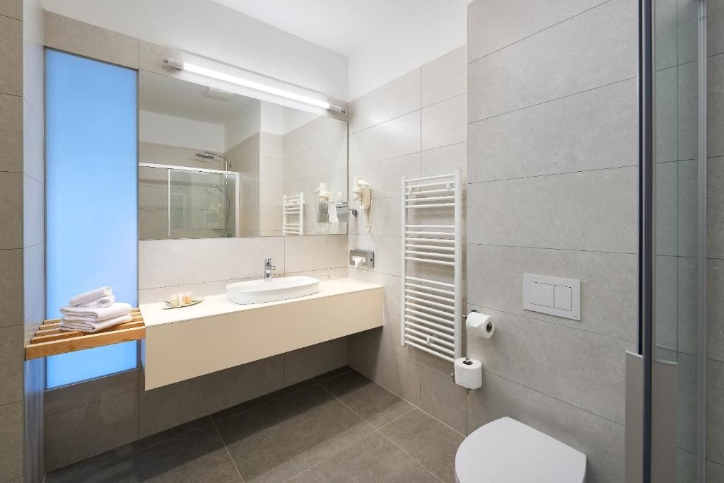 rooms-deluxe-room-balcony