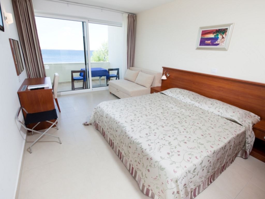 rooms-room-seaview-balcony