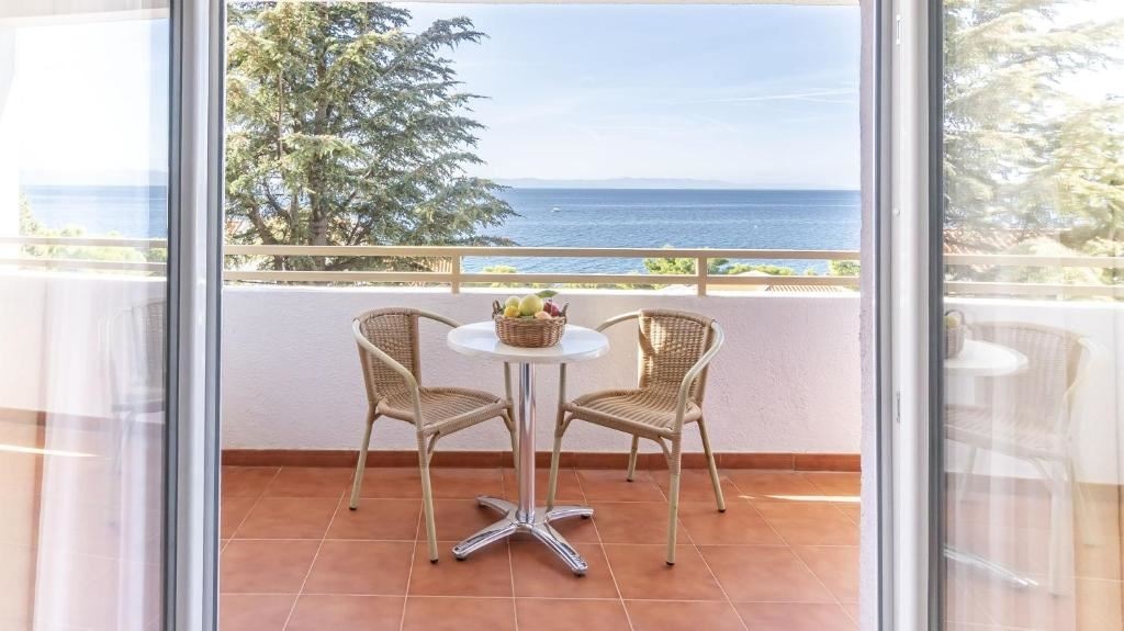 rooms-standard-room-seaside-balcony