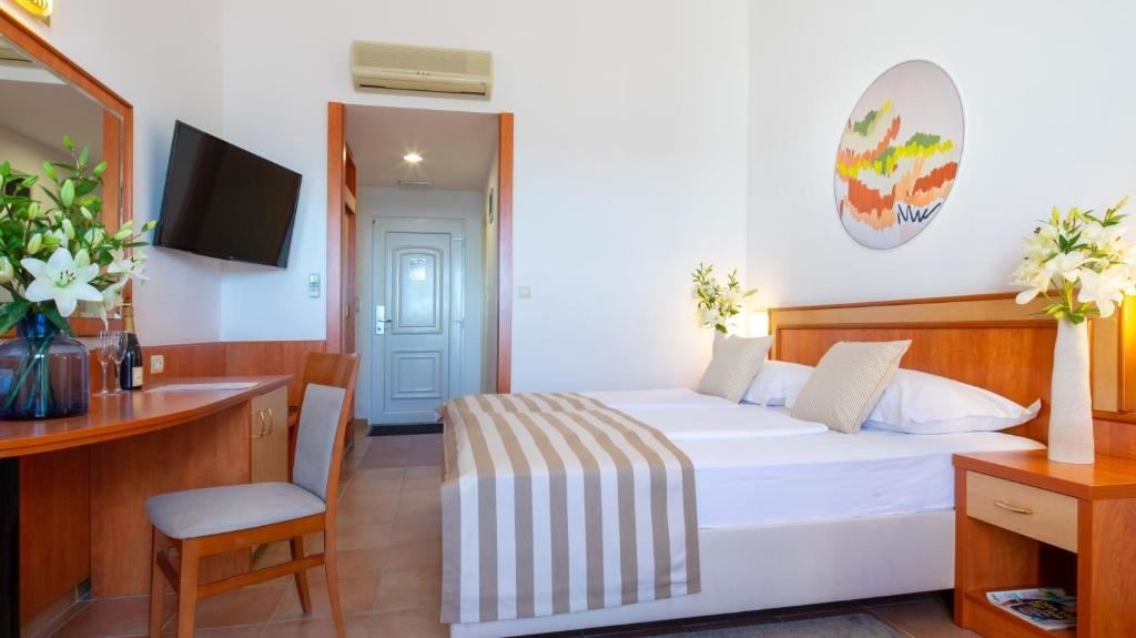 rooms-standard-room-seaside-balcony