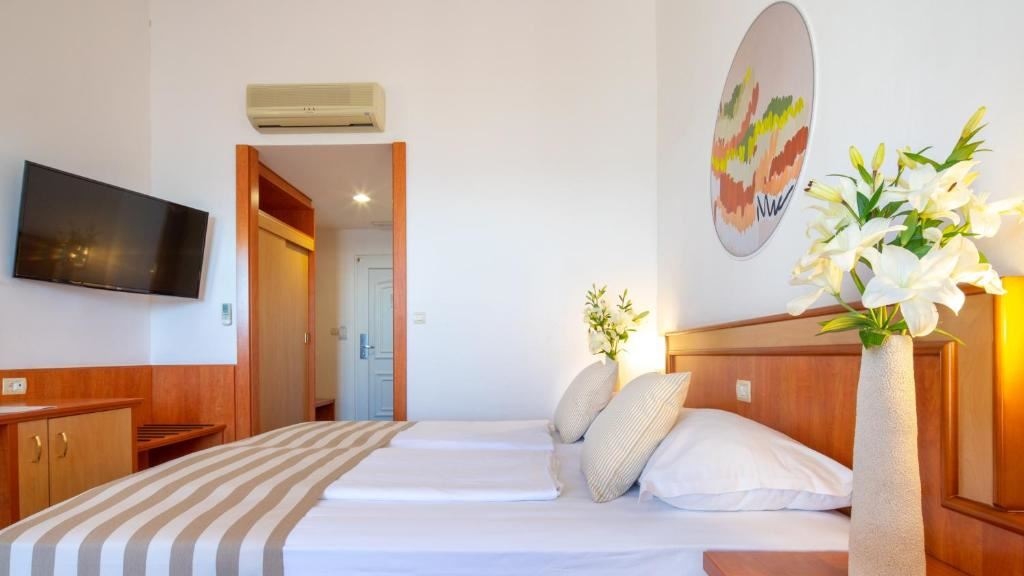 rooms-standard-room-seaside-balcony