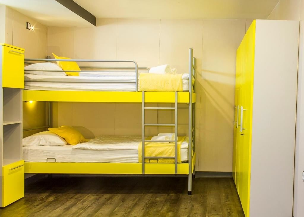rooms-multiplebed-room