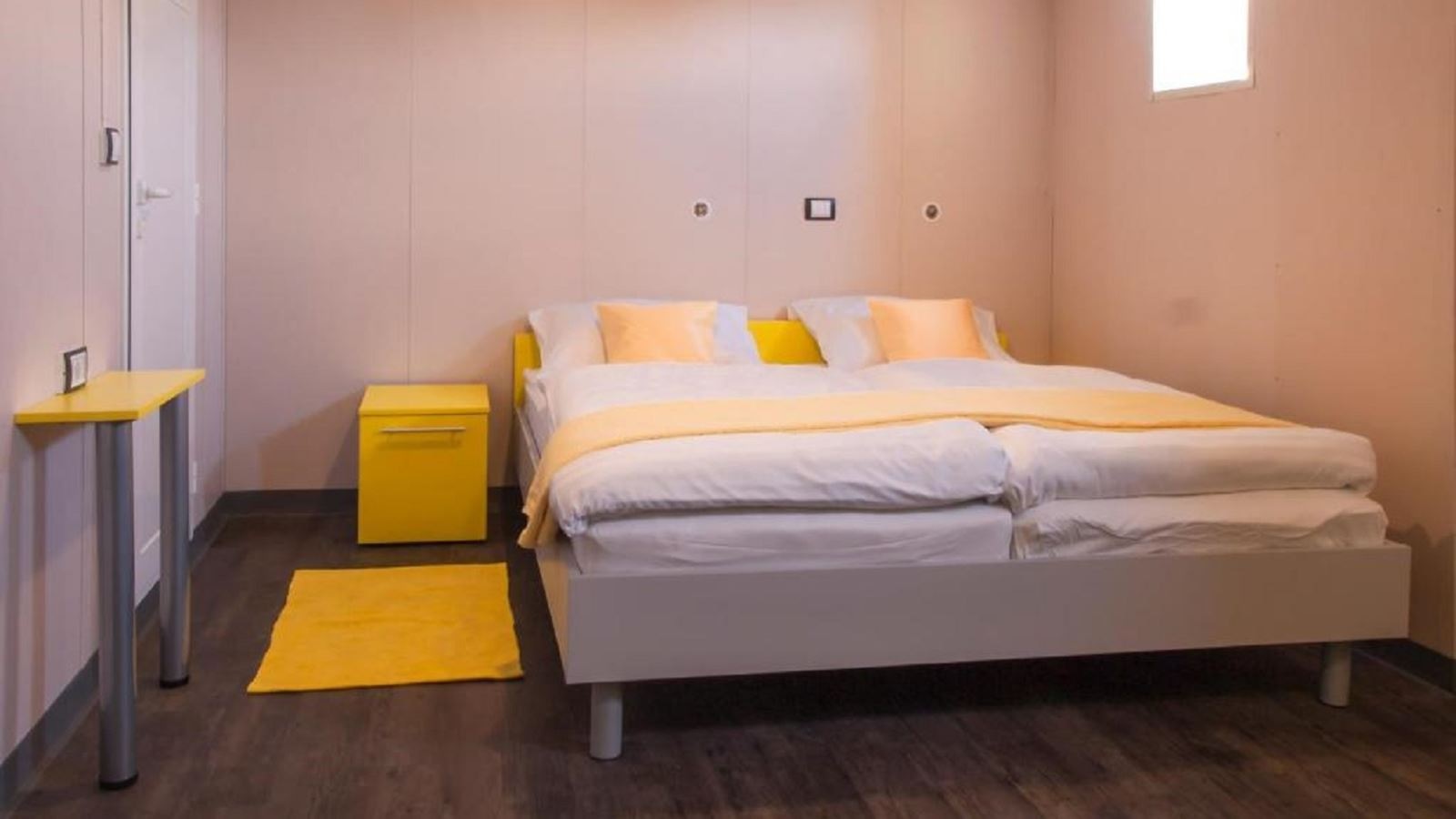 rooms-multiplebed-room