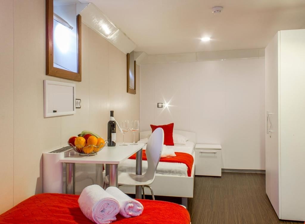 rooms-multiplebed-room