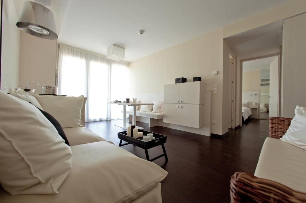 rooms-2-bedroom-apartment-seaside-balcony-or-terrace