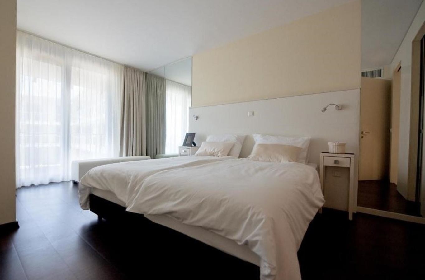 rooms-2-bedroom-apartment-seaside-balcony-or-terrace