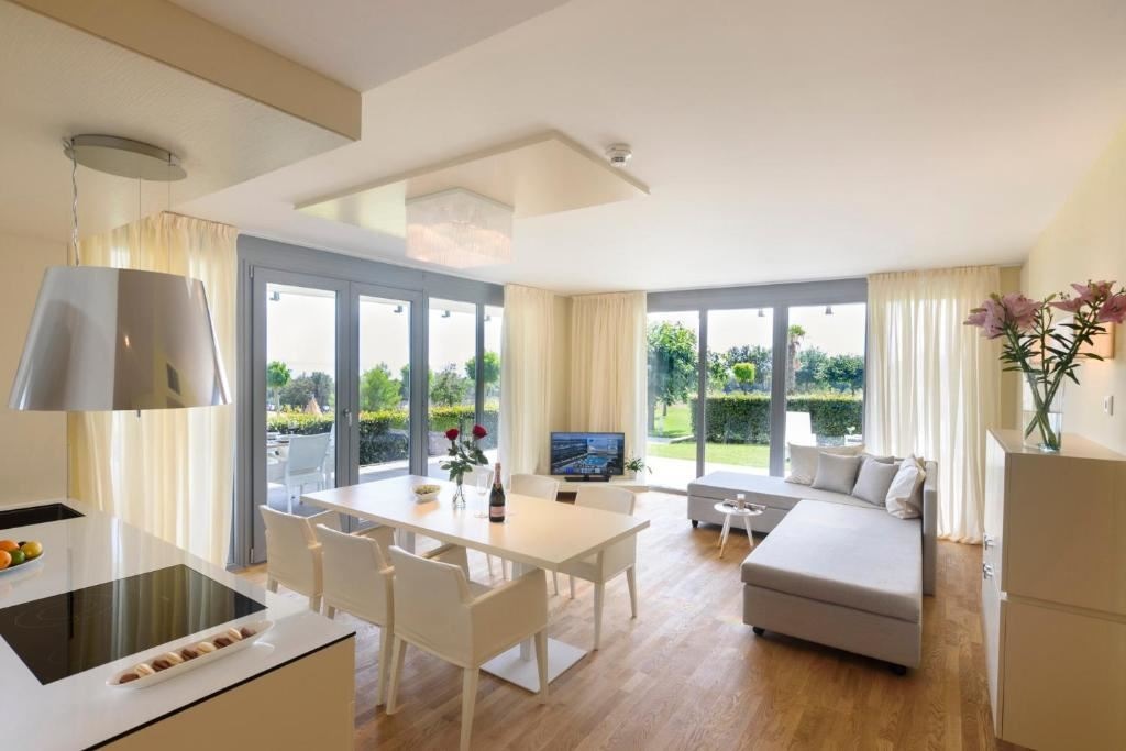 rooms-3-bedroom-apartment-seaside-balcony-or-terrace