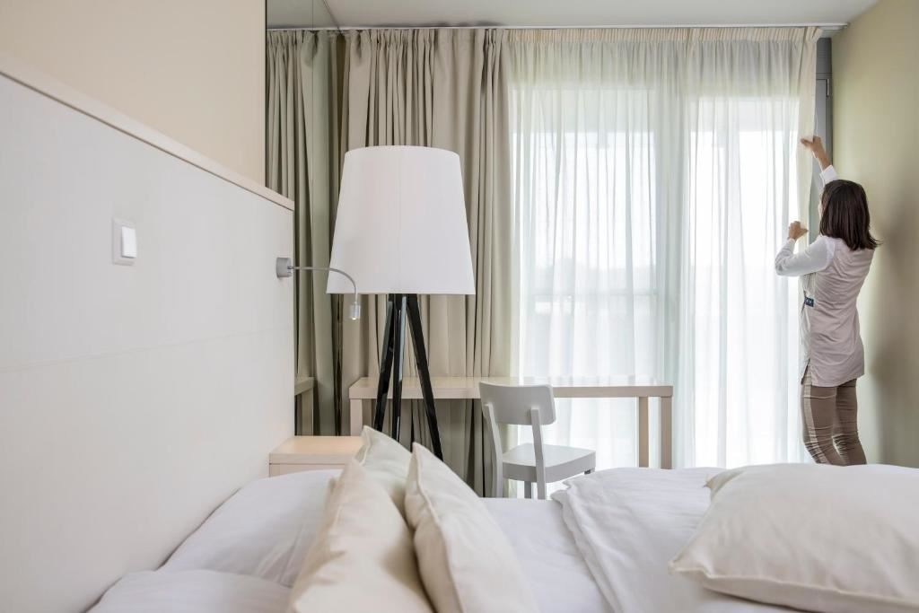 rooms-3-bedroom-apartment-seaside-balcony-or-terrace