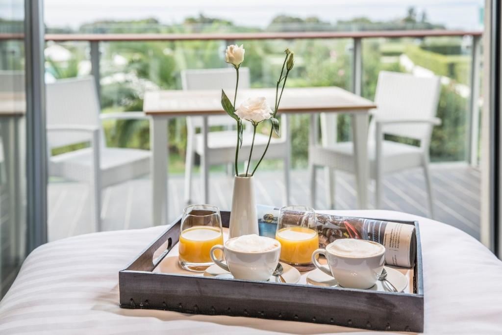 rooms-3-bedroom-apartment-seaside-balcony-or-terrace