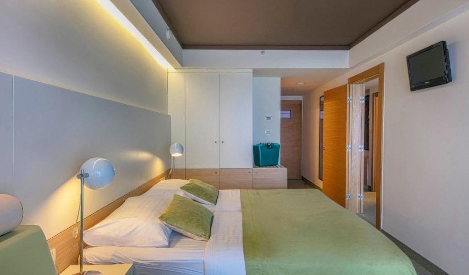 rooms-2-connectingrooms-familyroom-seaside-balcony