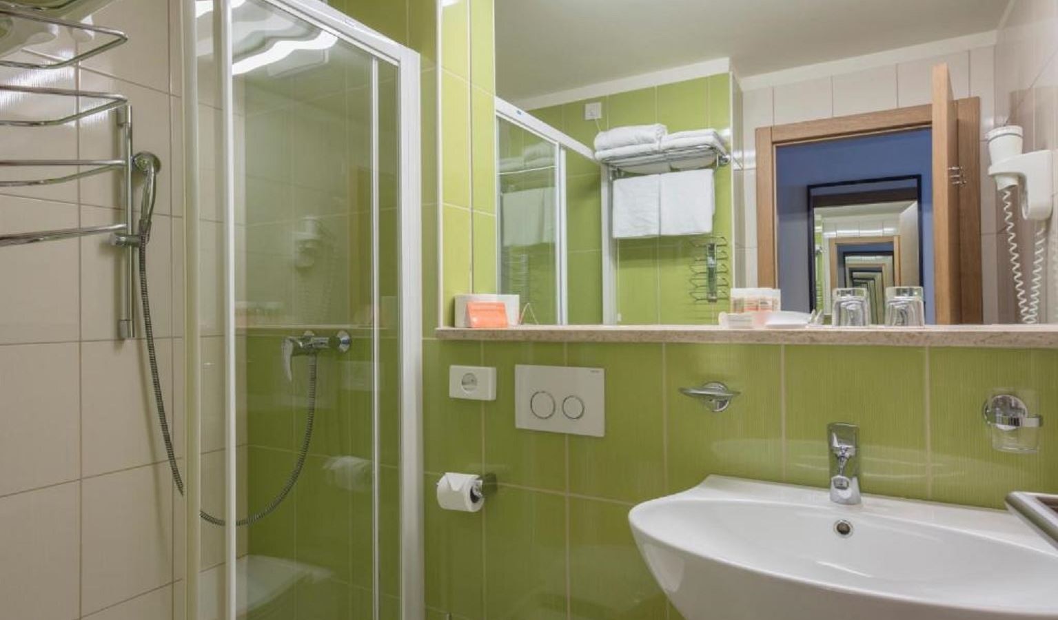 rooms-2-connectingrooms-familyroom-seaside-balcony