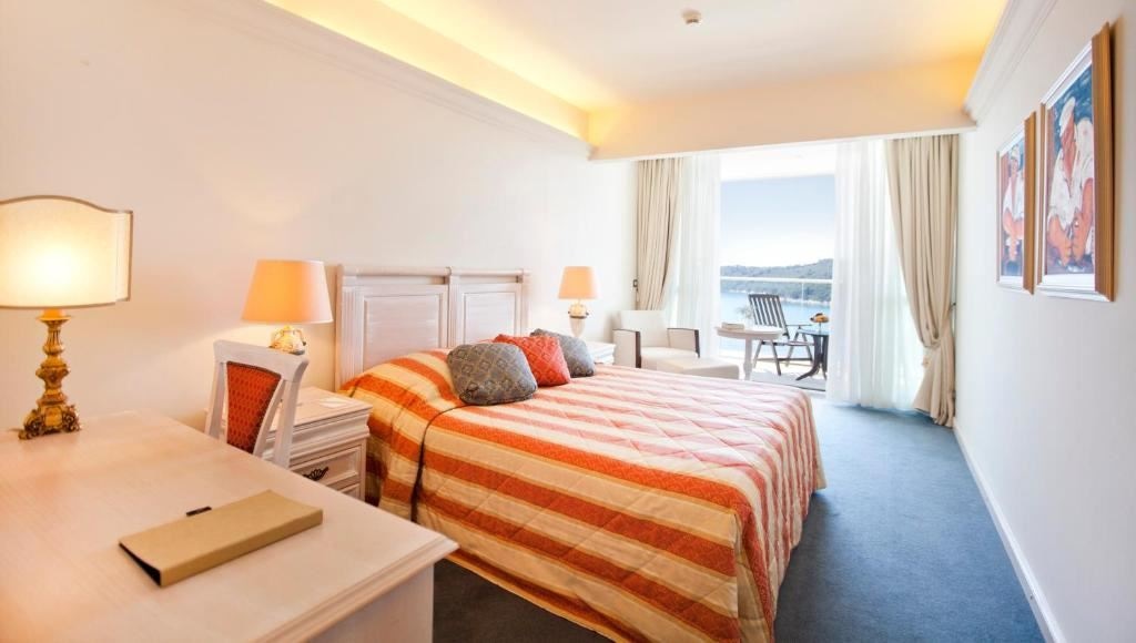 rooms-deluxe-room-sea-view-balcony