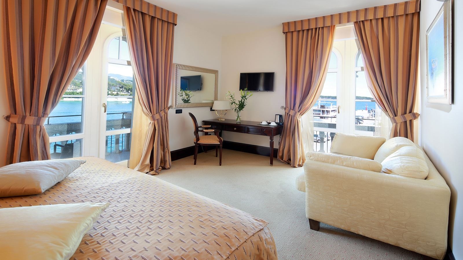 rooms-double-deluxe-room-seaview-balcony