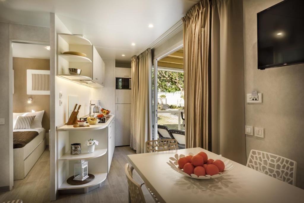 rooms-2-bedroom-superior-mobilehome-terrace