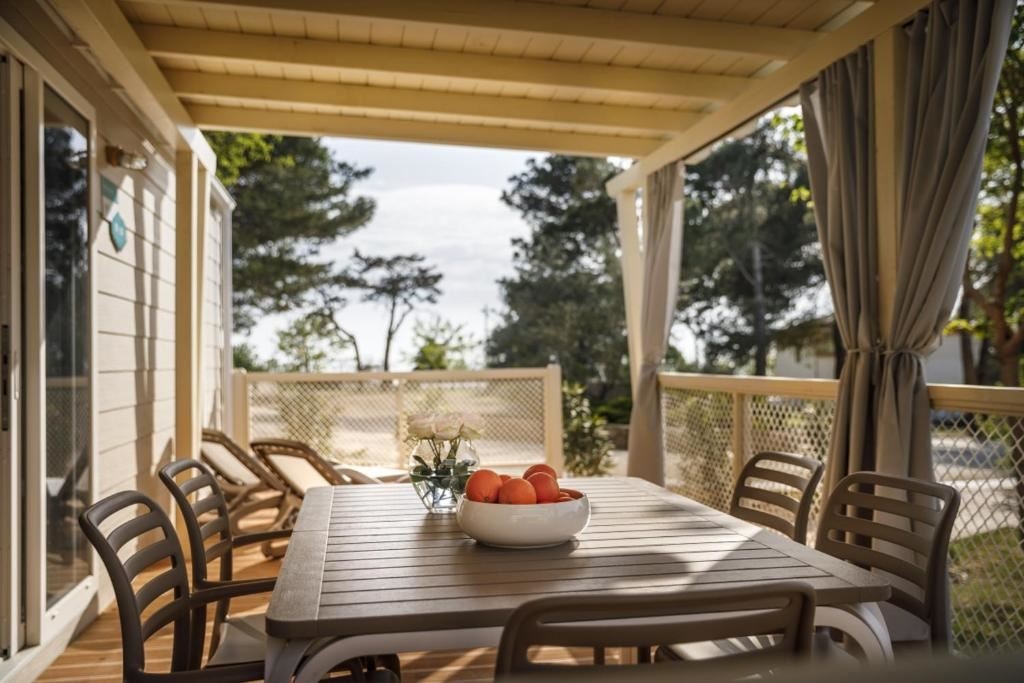 rooms-2-bedroom-superior-mobilehome-terrace