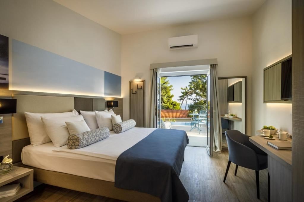 rooms-double-superior-room-pool-access-terrace