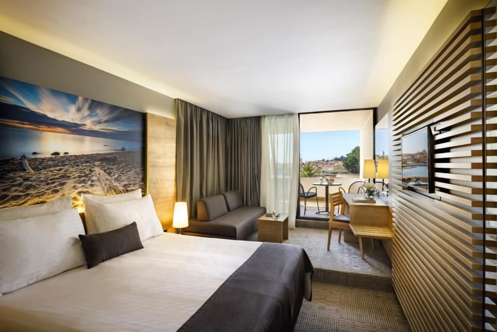 rooms-standard-familyroom-seaview-balcony