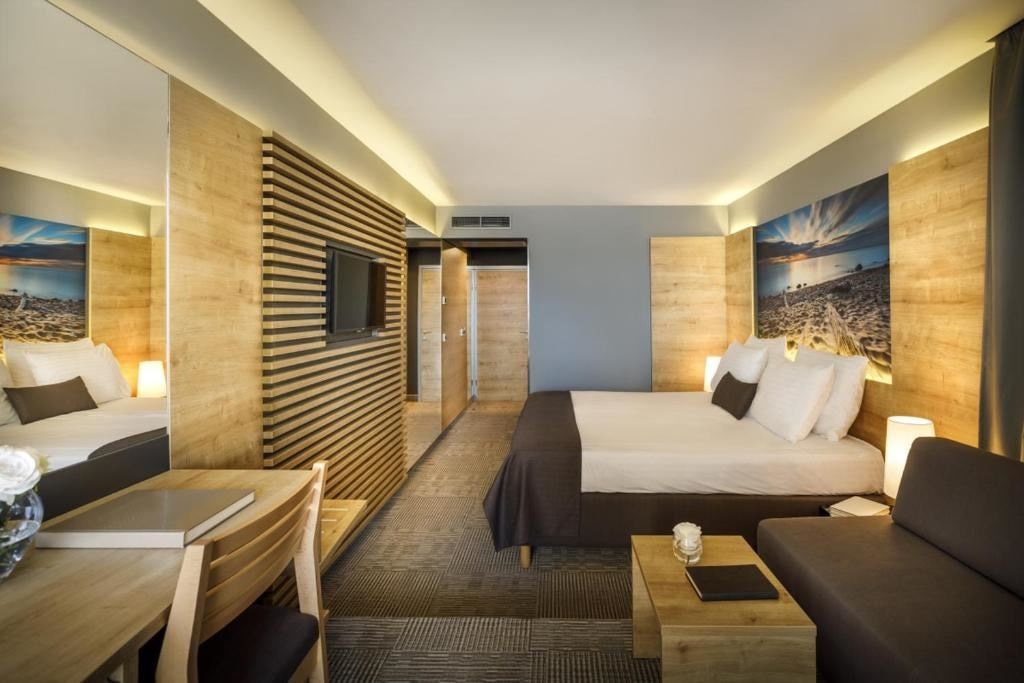 rooms-standard-familyroom-seaview-balcony