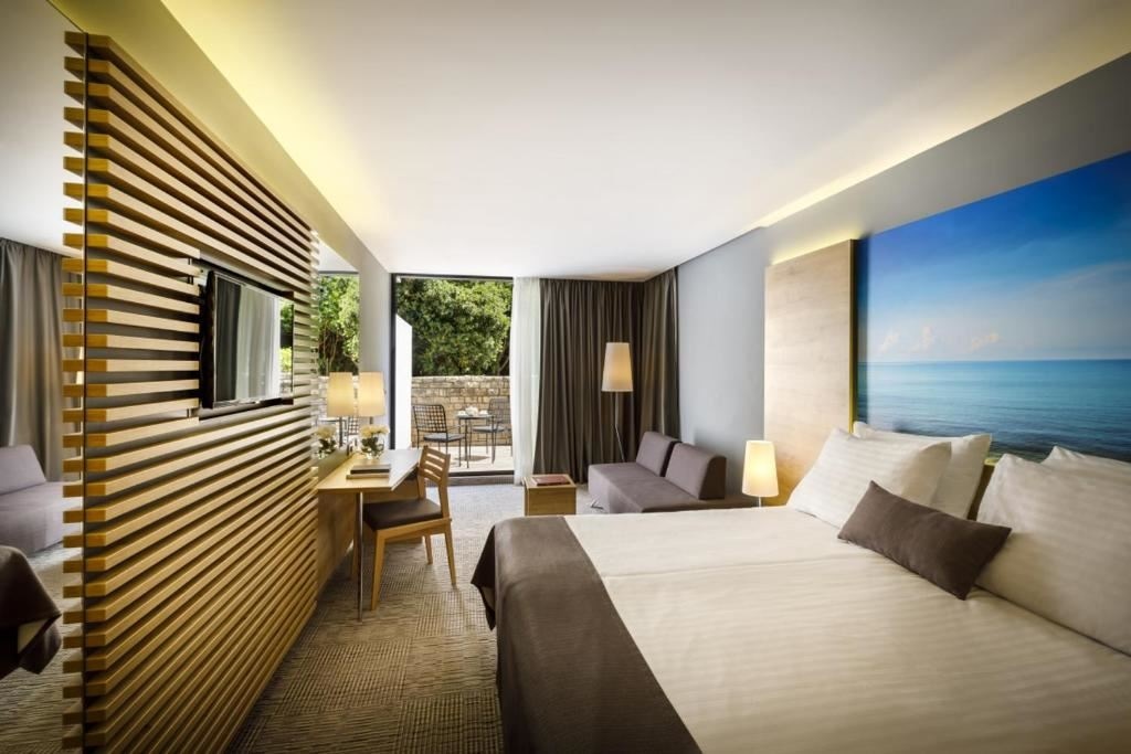 rooms-standard-familyroom-balcony