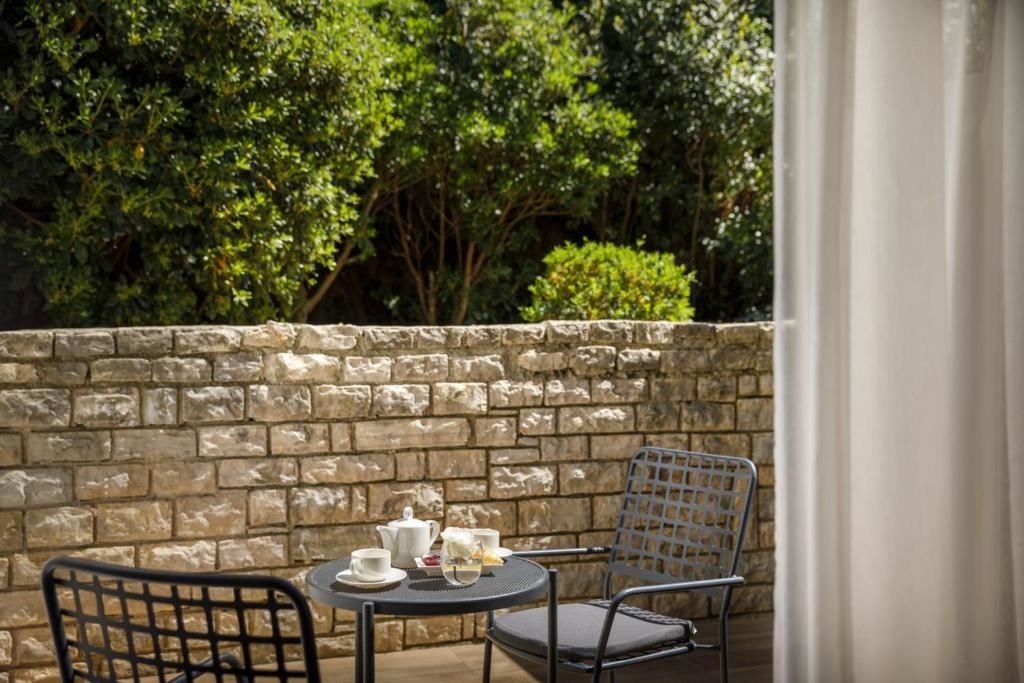 rooms-standard-familyroom-balcony