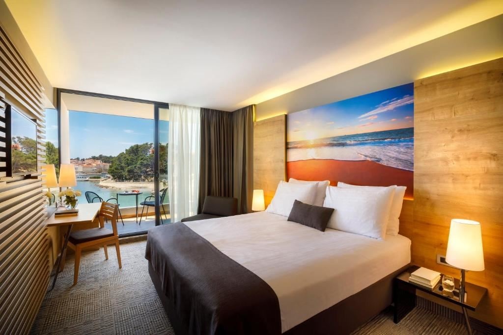 rooms-triple-superior-room-seaview-balcony