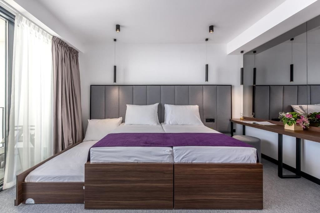 rooms-single-wchild-superior-room-seaview-balcony