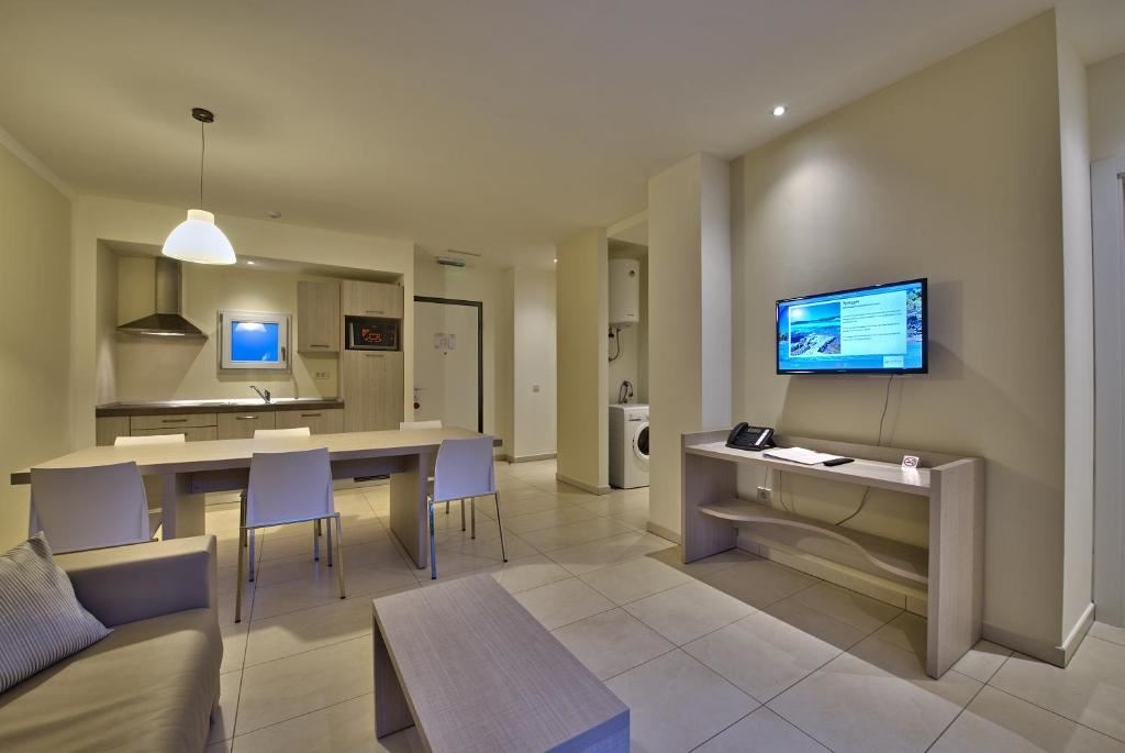 rooms-family-suite-sea-side-balcony-or-terrace