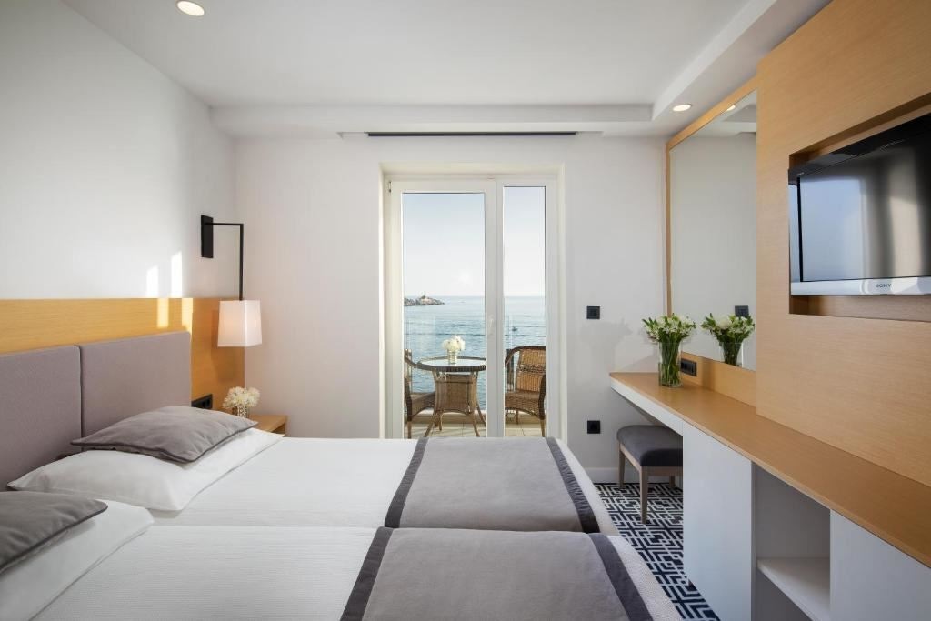 rooms-executive-room-seaview-balcony