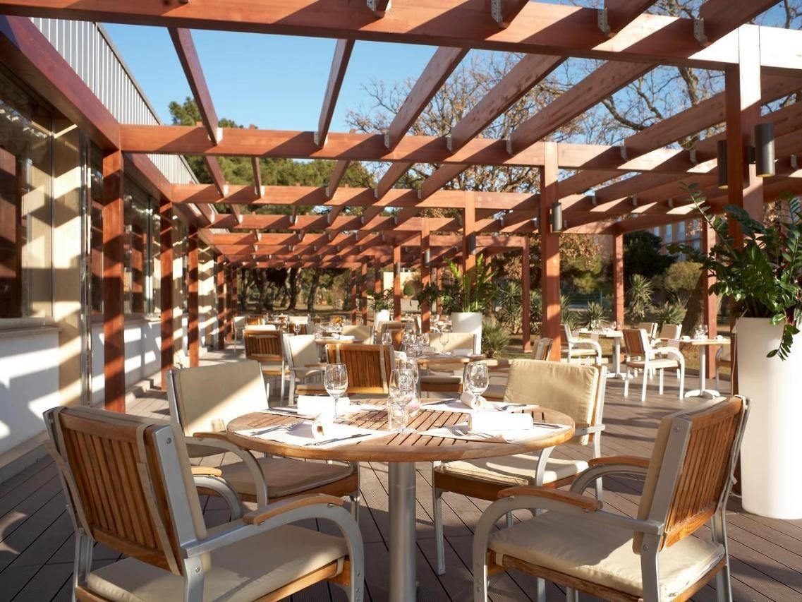 restaurants-pool-bar