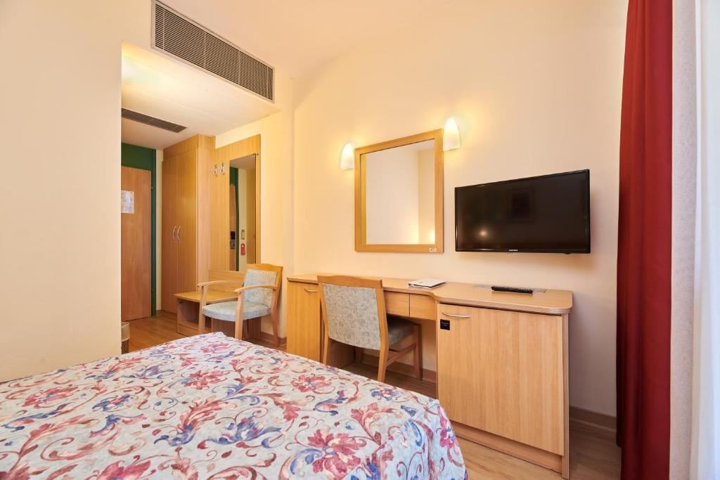 rooms-double-room-park-view-balcony-economy