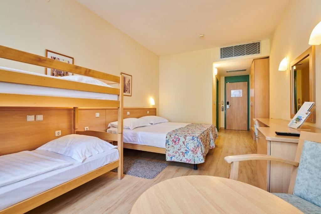 rooms-familyroom-park-view-balcony