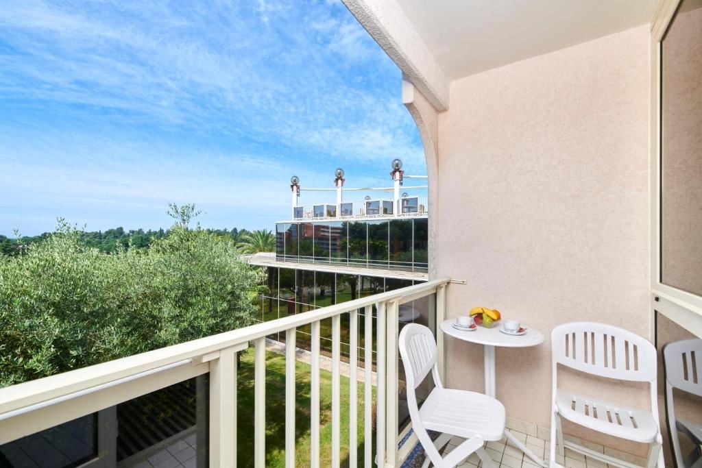 rooms-twin-classic-room-seaside-balcony