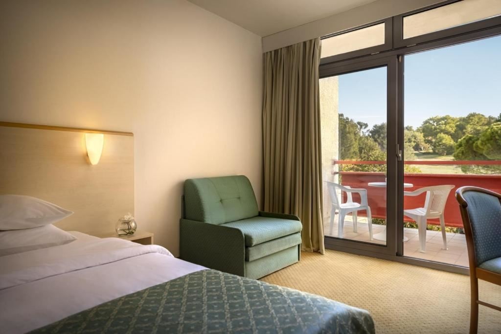 rooms-triple-superior-room-balcony