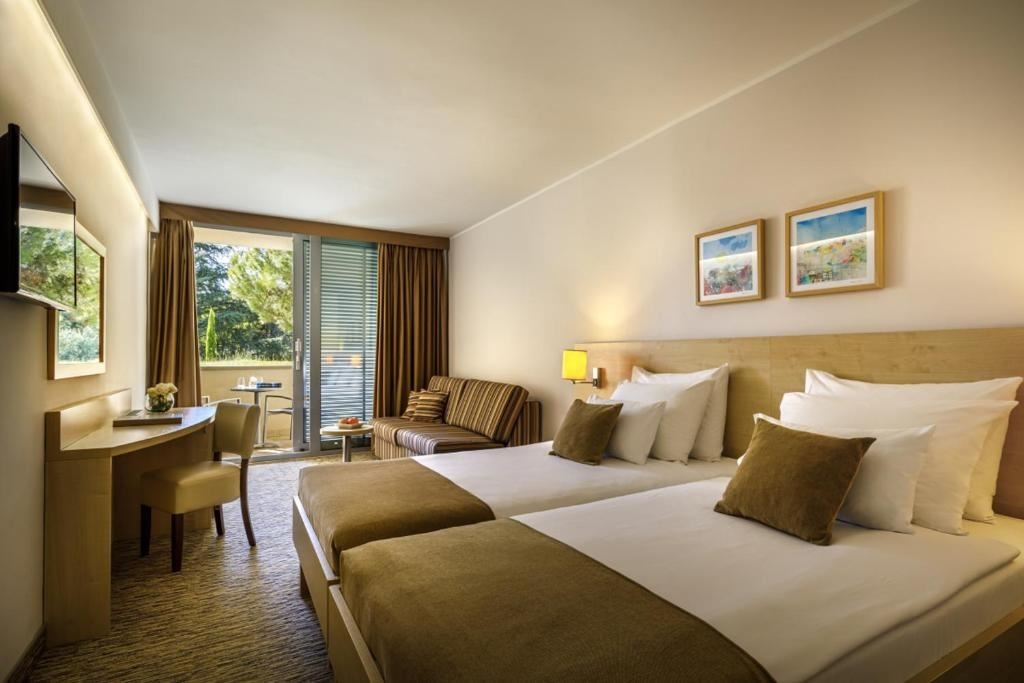 rooms-standard-familyroom-balcony