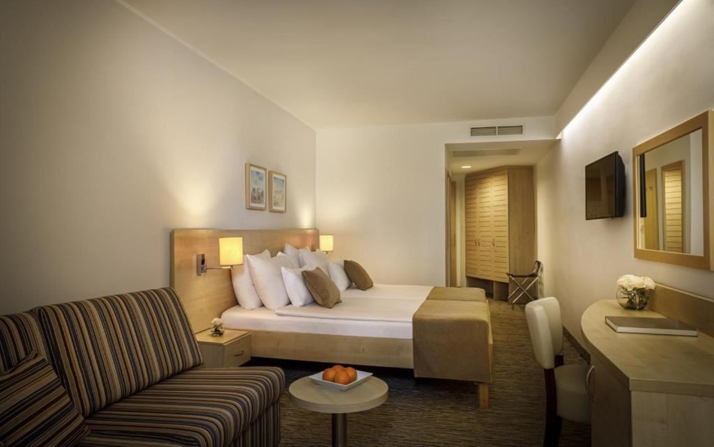 rooms-standard-familyroom-balcony