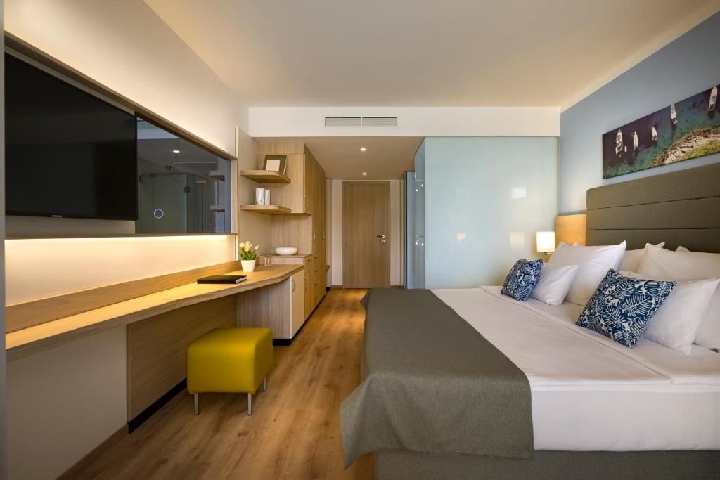 rooms-superior-familyroom-balcony