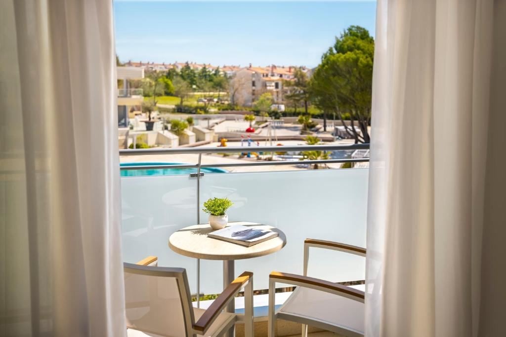 rooms-superior-familyroom-balcony