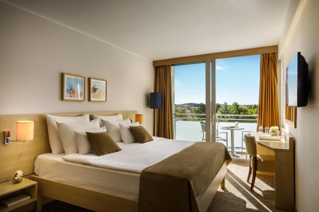 rooms-double-superior-room-seaside-balcony