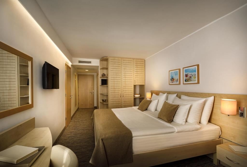 rooms-double-superior-room-seaside-balcony